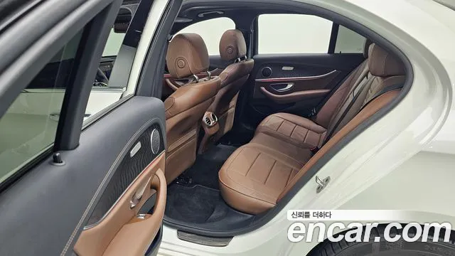 Mercedes-Benz E-Class — Фото автомобиля 25