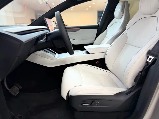 Tesla Model Y L — Фото автомобиля 5