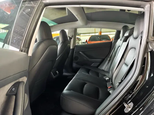 Tesla Model 3 — Фото автомобиля 10
