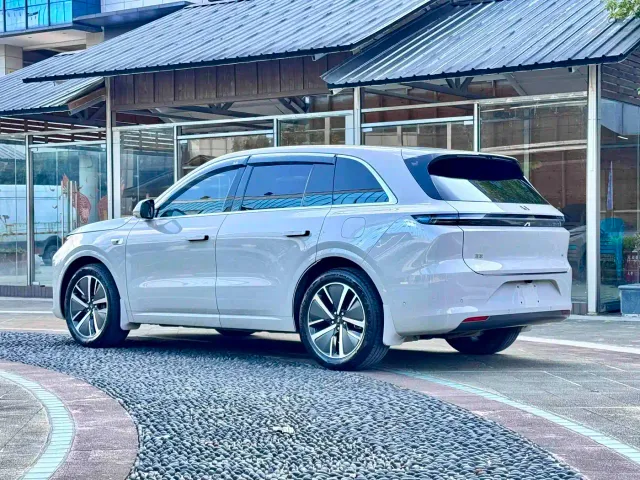 Li Auto L6 — Фото автомобиля 11