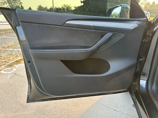 Tesla Model Y — Фото автомобиля 12