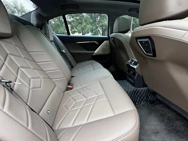 BMW 5 Series — Фото автомобиля 14