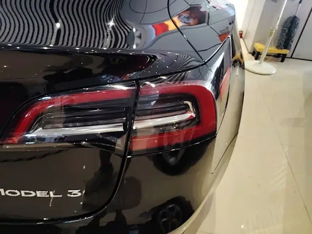 Tesla Model 3 — Фото автомобиля 7