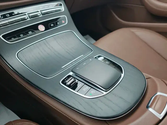 Mercedes-Benz E-Class — Фото автомобиля 14