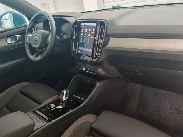 Volvo XC40 — Фото автомобиля 24