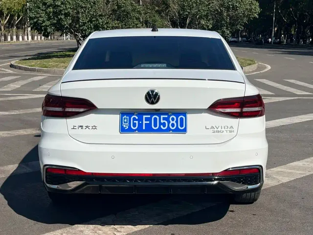 Volkswagen Lavida — Фото автомобиля 12