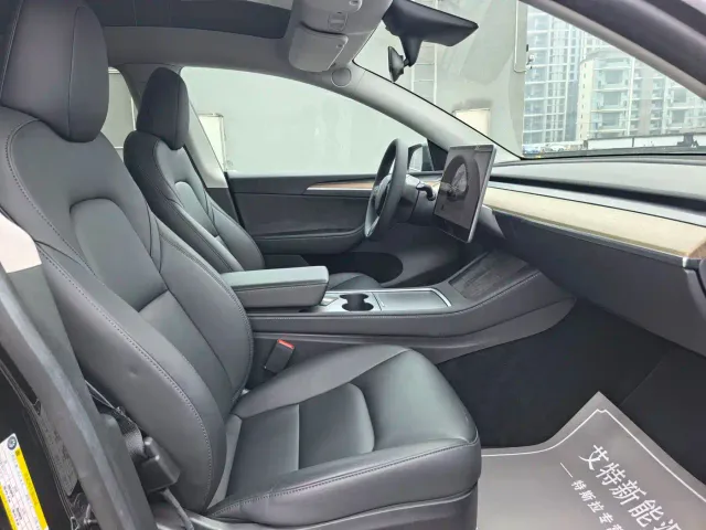 Tesla Model Y — Фото автомобиля 13