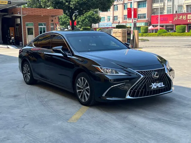 Фотография автомобиля — Lexus ES