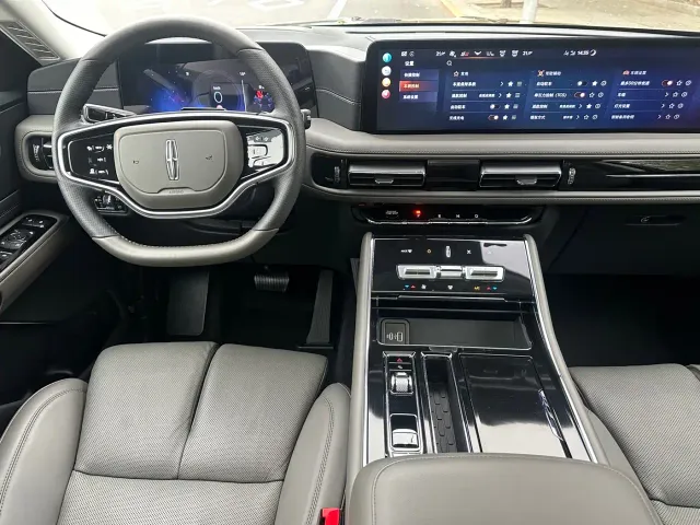 Lincoln Aviator — Фото автомобиля 14
