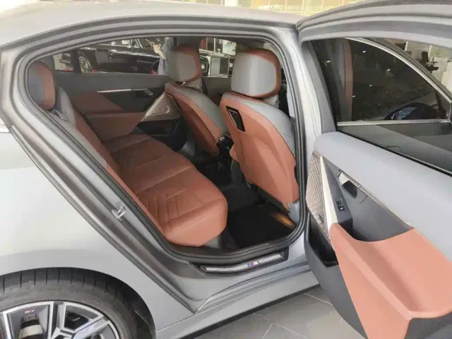 BMW 5 Series — Фото автомобиля 11