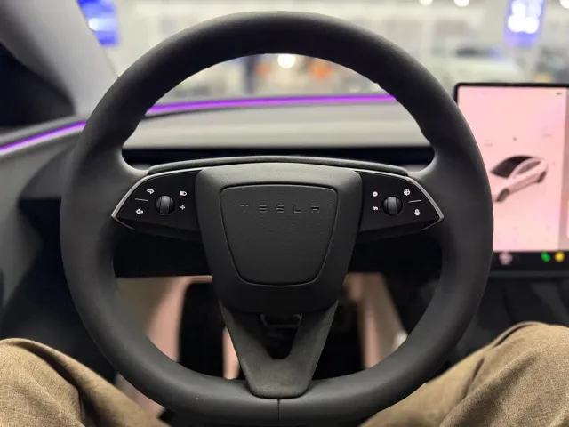 Tesla Model 3 — Фото автомобиля 12