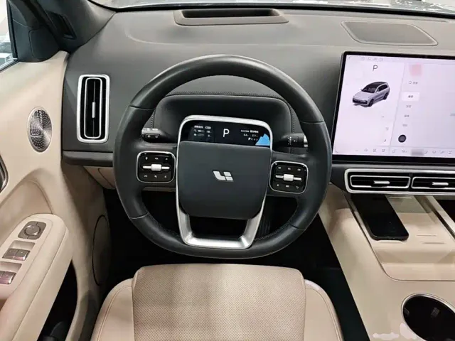 Li Auto L8 — Фото автомобиля 10