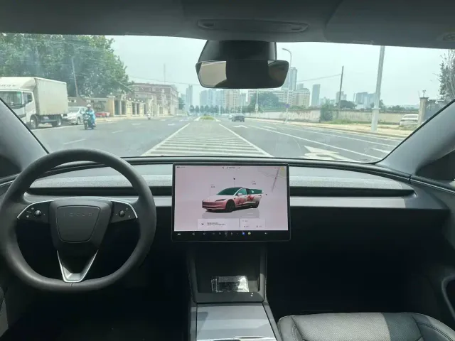 Tesla Model 3 — Фото автомобиля 6