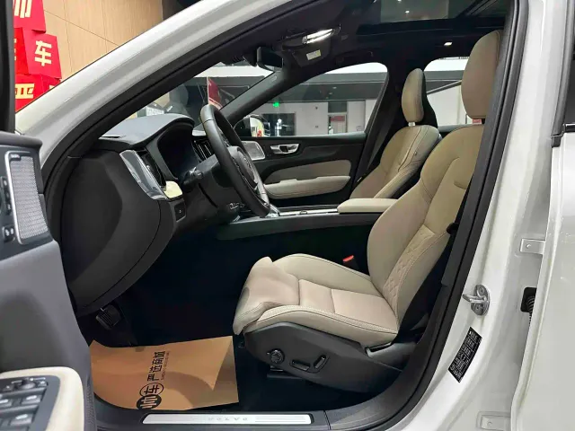 Volvo XC60 — Фото автомобиля 9