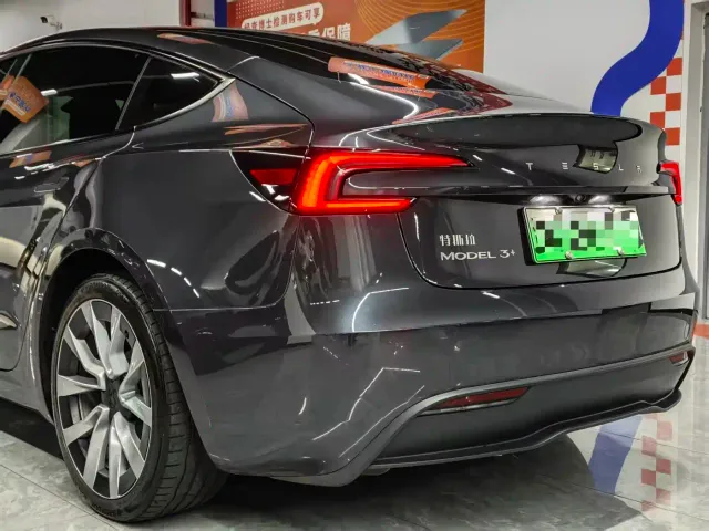 Tesla Model 3 — Фото автомобиля 12