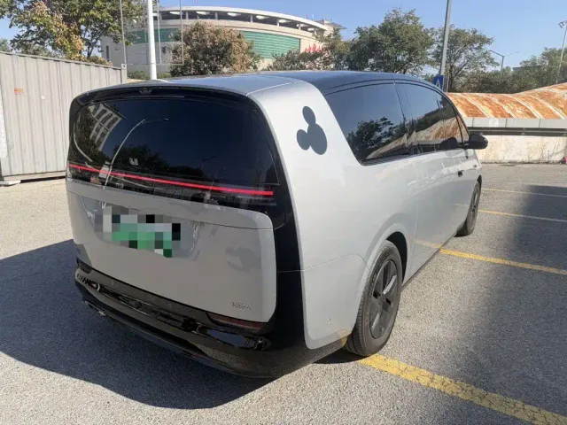 Li Auto MEGA — Фото автомобиля 9