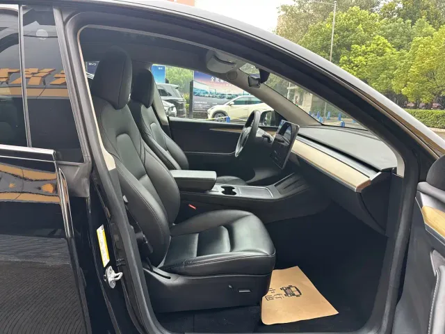 Tesla Model Y — Фото автомобиля 21