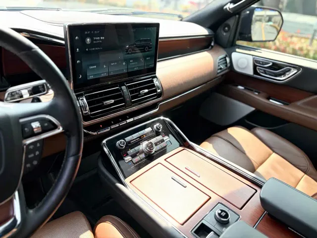 Lincoln Navigator — Фото автомобиля 8