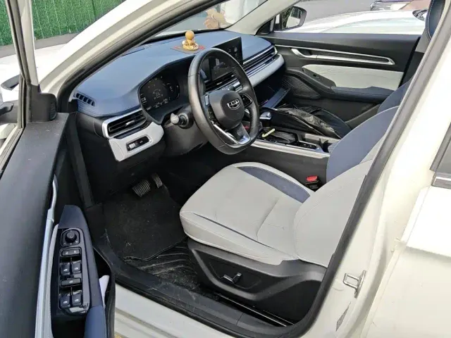 Geely Emgrand — Фото автомобиля 13