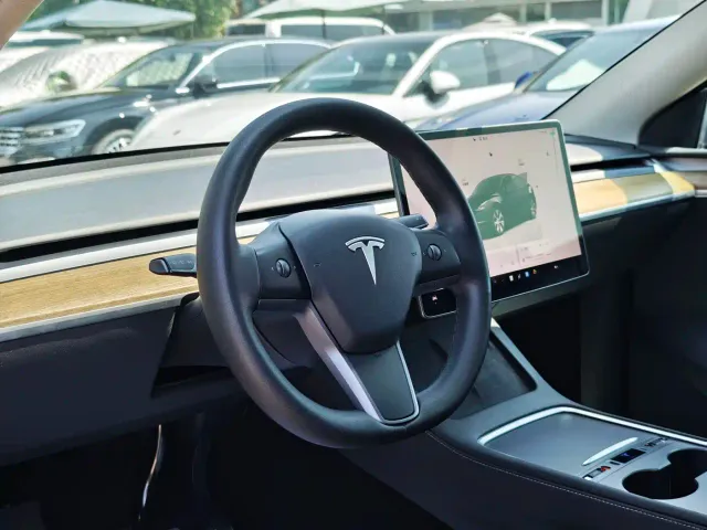 Tesla Model Y — Фото автомобиля 7