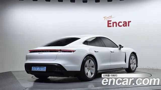 Porsche Taycan — Фото автомобиля 2