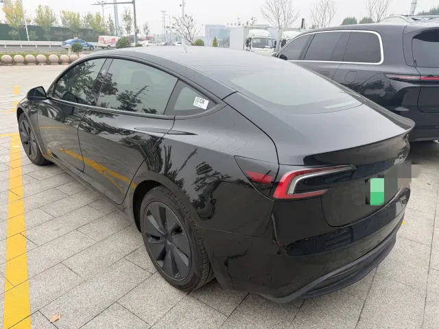 Tesla Model 3 — Фото автомобиля 5