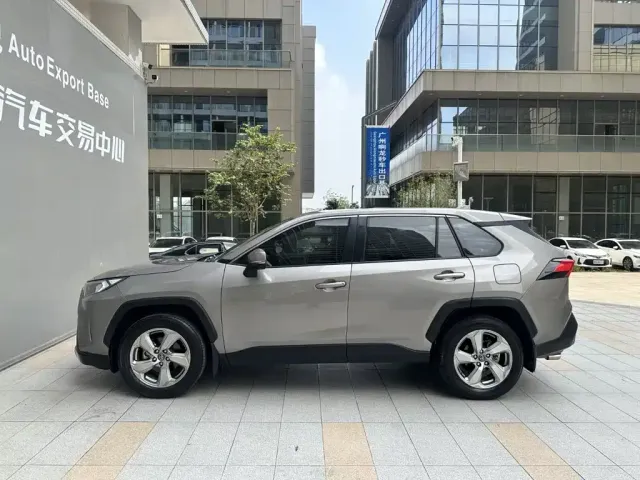 Toyota RAV4 — Фото автомобиля 3