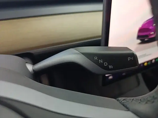 Tesla Model Y — Фото автомобиля 13