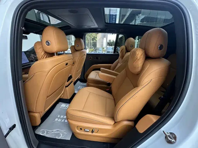 Li Auto i8 — Фото автомобиля 9