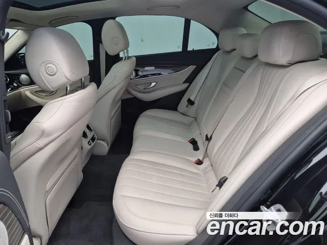 Mercedes-Benz E-Class — Фото автомобиля 12