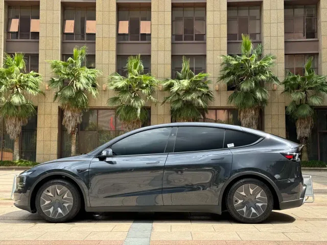 Tesla Model Y L — Фото автомобиля 4