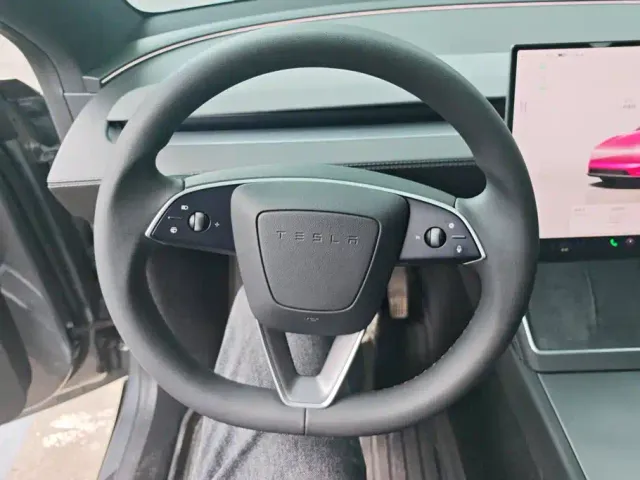 Tesla Model Y — Фото автомобиля 15