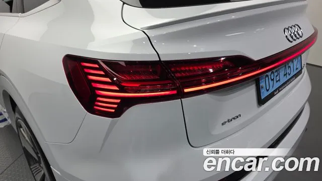 Audi e-tron — Фото автомобиля 20