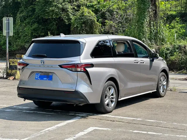 Toyota Sienna — Фото автомобиля 6