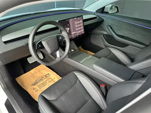 Tesla Model 3 — Фото автомобиля 10