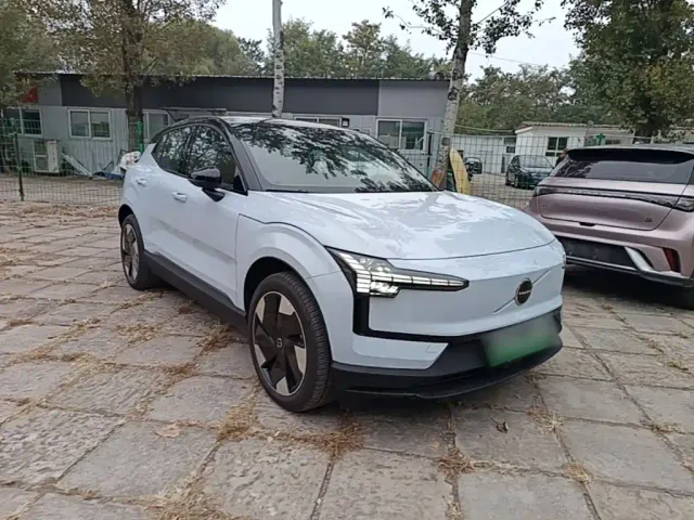 Volvo EX30 — Фото автомобиля 3
