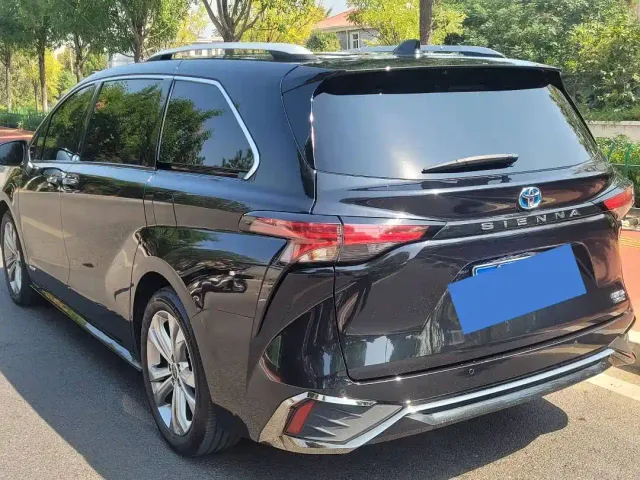 Toyota Toyota Sienna 2023 2.5L Hybrid Premium Edition — Фото автомобиля 4