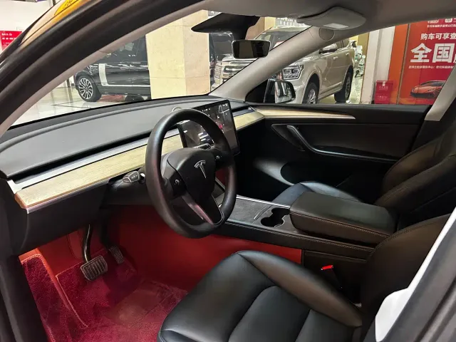Tesla Model Y — Фото автомобиля 9