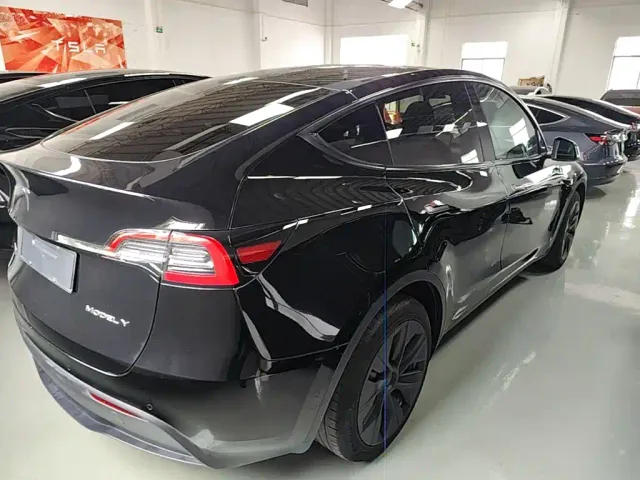 Tesla Model Y — Фото автомобиля 6