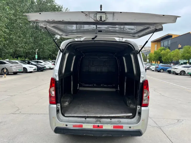 Wuling EV50 — Фото автомобиля 11
