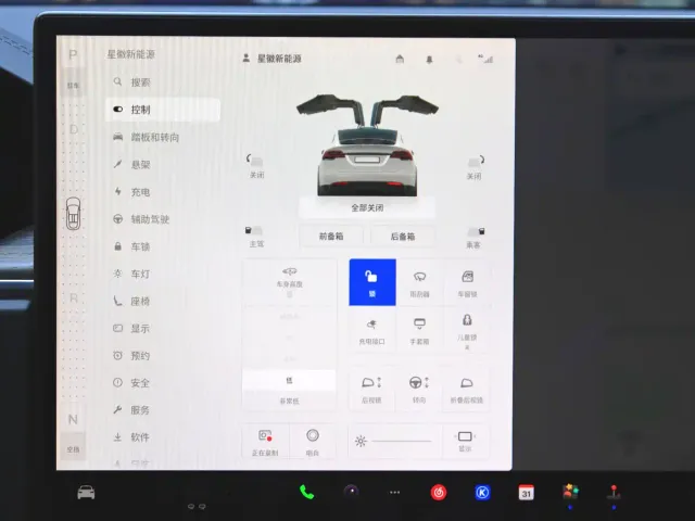 Tesla Model X — Фото автомобиля 13