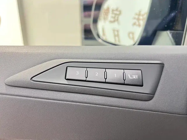 Lexus LM — Фото автомобиля 14