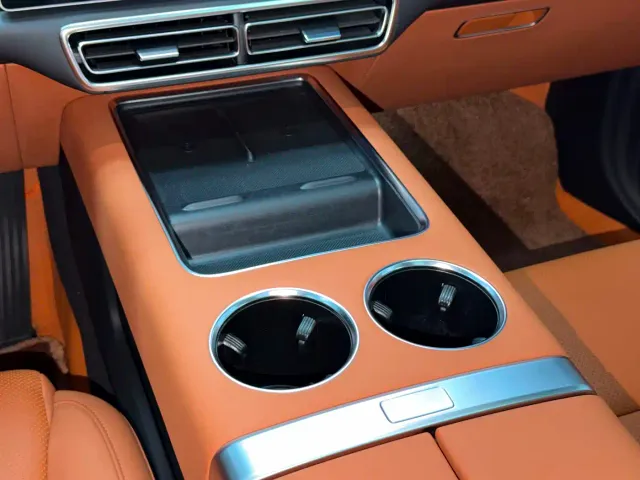 Li Auto L8 — Фото автомобиля 15