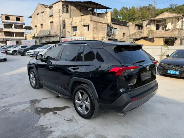Toyota RAV4 — Фото автомобиля 3