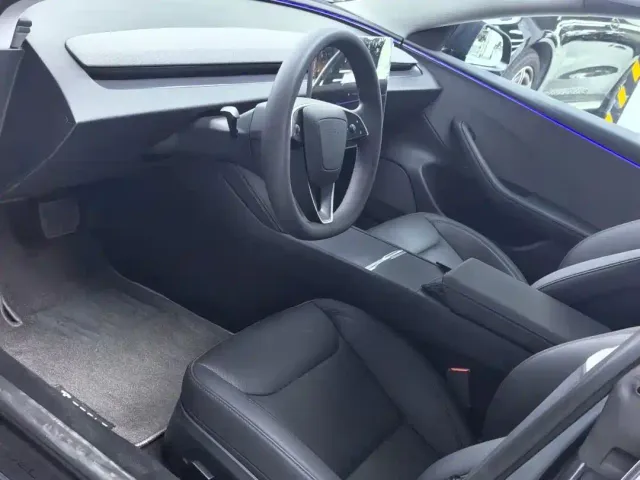 Tesla Model 3 — Фото автомобиля 6