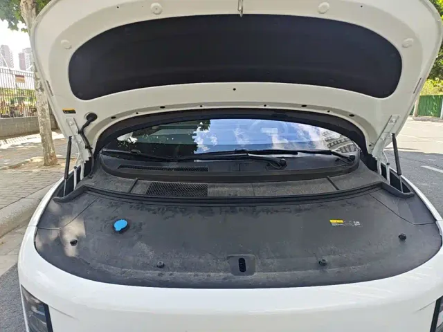 Li Auto i8 — Фото автомобиля 19