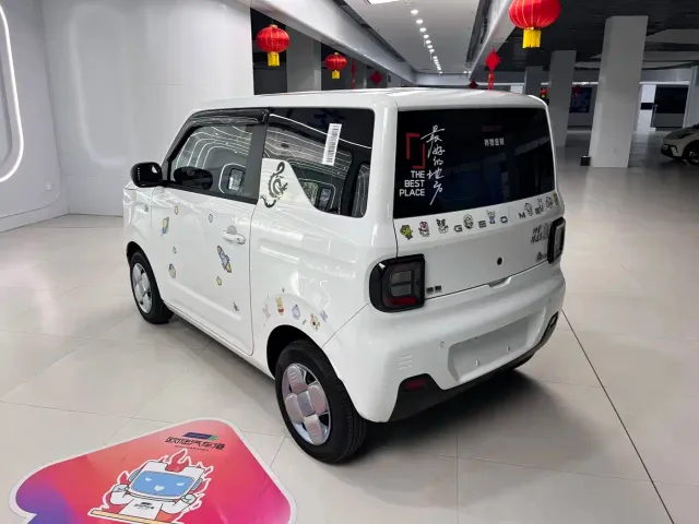 Geely Galaxy Panda 2023 Panda Mini New Year Edition - Treasure Bear — Фото автомобиля 5