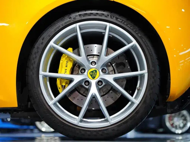 Lotus Emira — Фото автомобиля 3