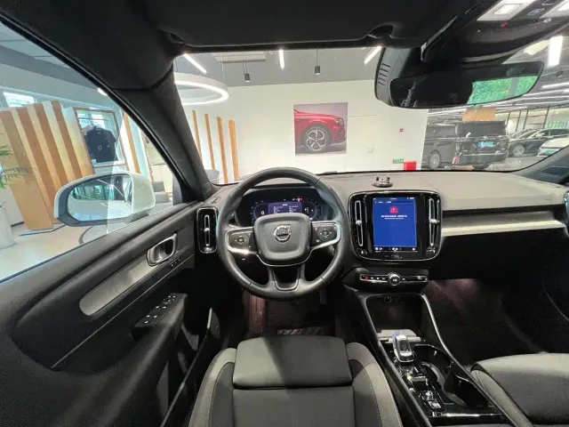 Volvo XC40 — Фото автомобиля 12