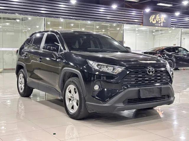 Toyota RAV4 — Фото автомобиля 3